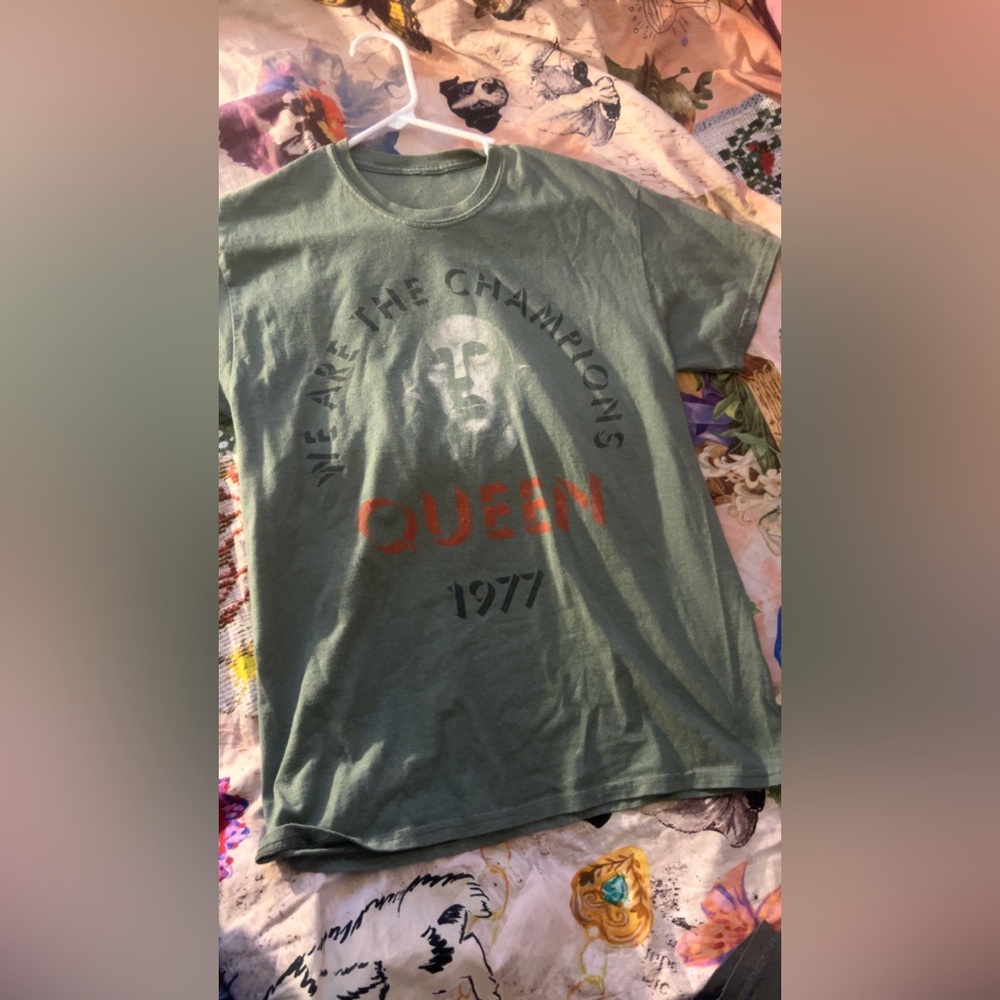 Que Olive Green "Queen 1977" Short Sleeve Tee with Red Logo